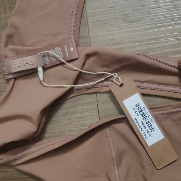 Skims Soft Smoothing Thong - Picture 4 of 6